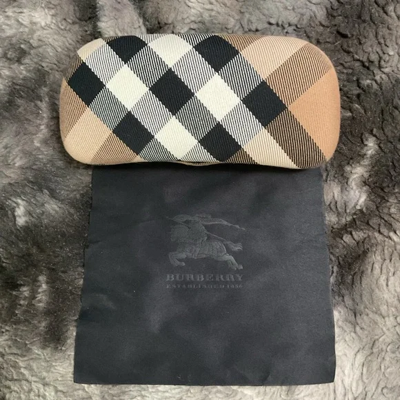 Burberry Plaid Eyeglass hard Case in Black and Tan fir sunglasses or glasses - Picture 3 of 5